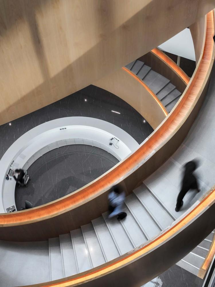 3__樓梯從前臺開始旋轉(zhuǎn)而上Stairs_start_to_spiral_up_from_the_reception_area?Sam.jpg