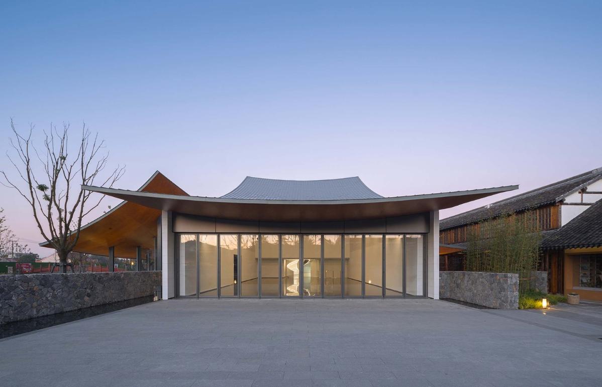 24_展廳幕墻可開啟，實(shí)現(xiàn)室內(nèi)外展陳空間融合（閉合狀態(tài)）_?此間建筑攝影.jpg